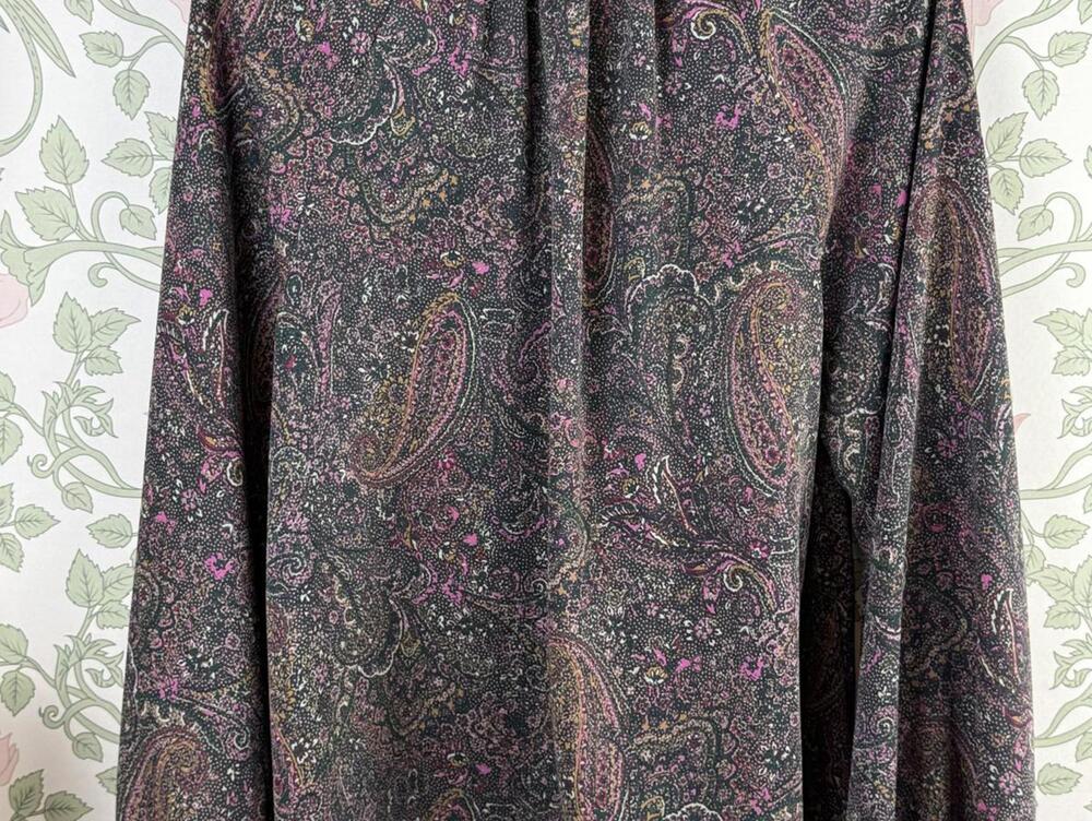 Evereve Green and Pink Paisley Print V-Neck Blouse - Size -Medium - Picture 2 of 6